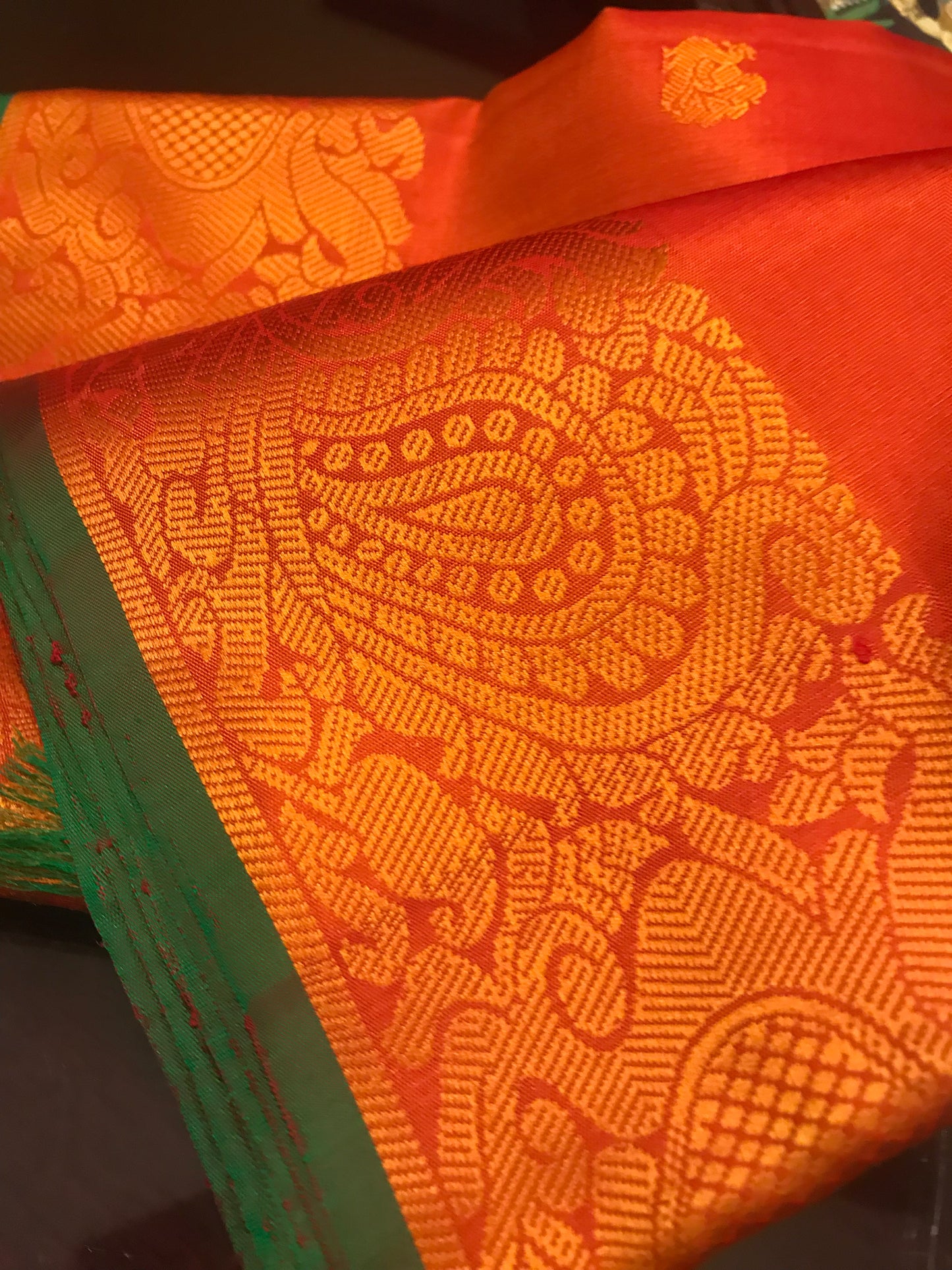 Amber: elegance meets tradition in this handwoven Kanchipuram silk saree.