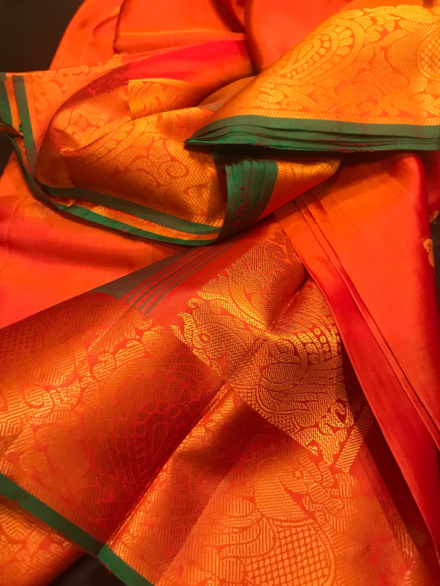 Amber: elegance meets tradition in this handwoven Kanchipuram silk saree.
