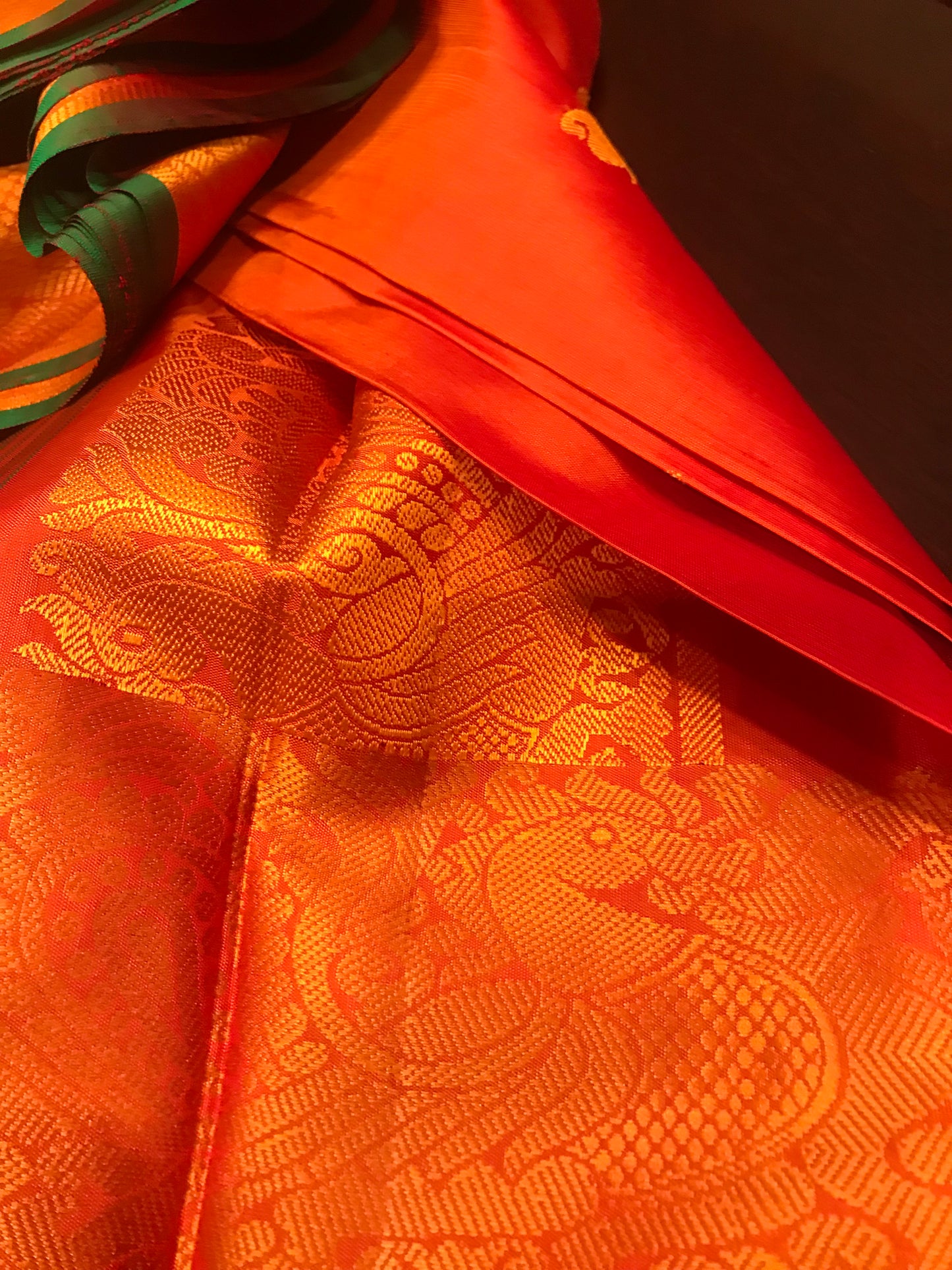 Amber: elegance meets tradition in this handwoven Kanchipuram silk saree.