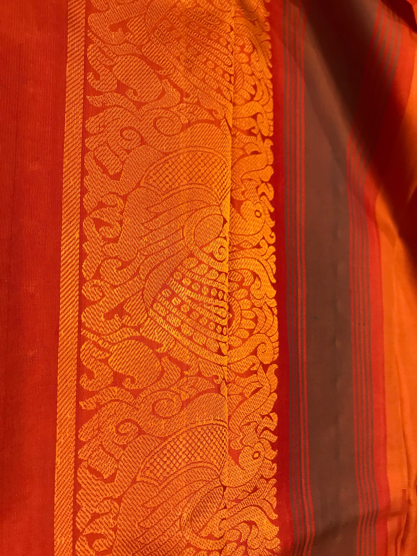 Amber: elegance meets tradition in this handwoven Kanchipuram silk saree.