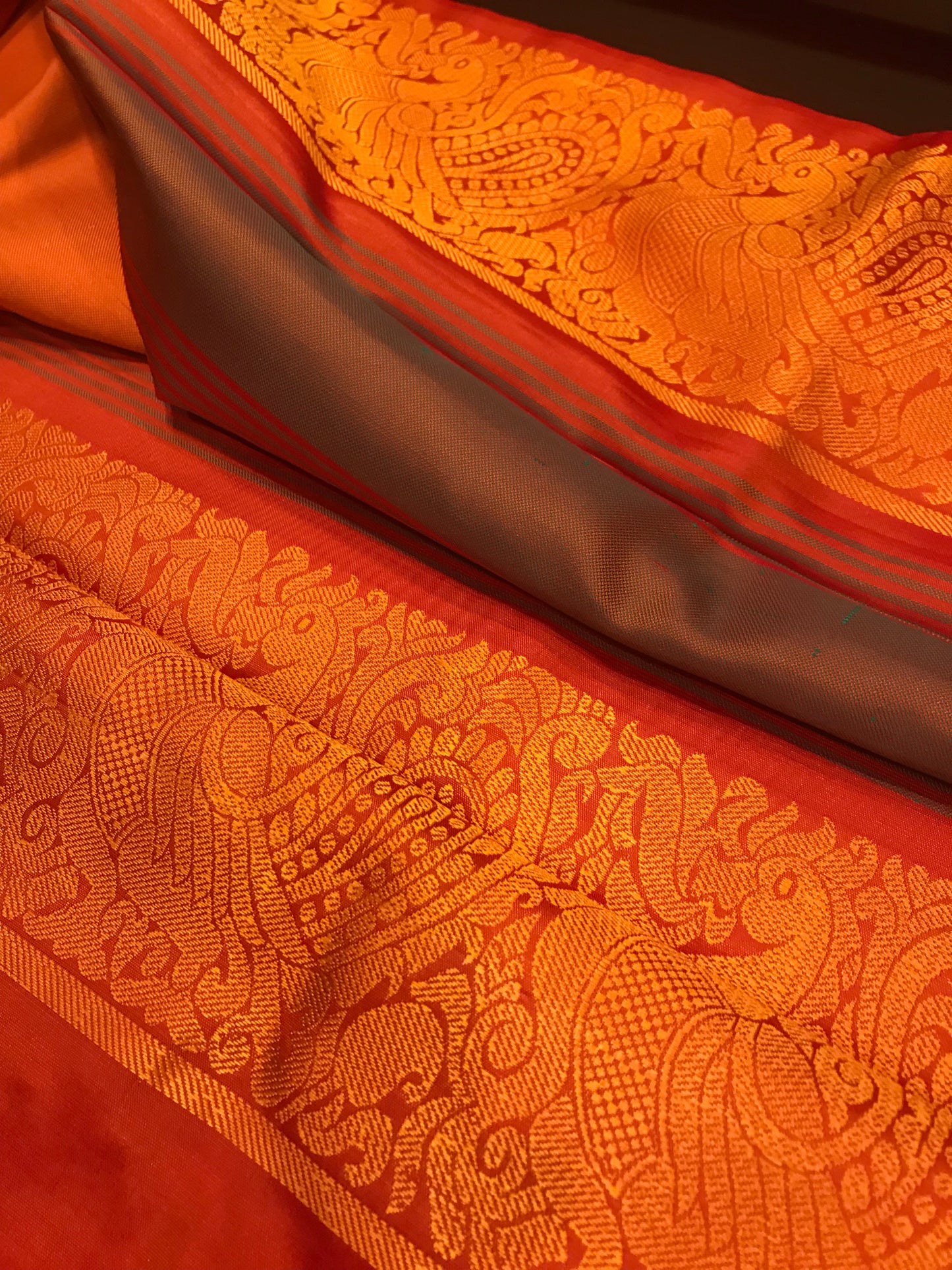 Amber: elegance meets tradition in this handwoven Kanchipuram silk saree.
