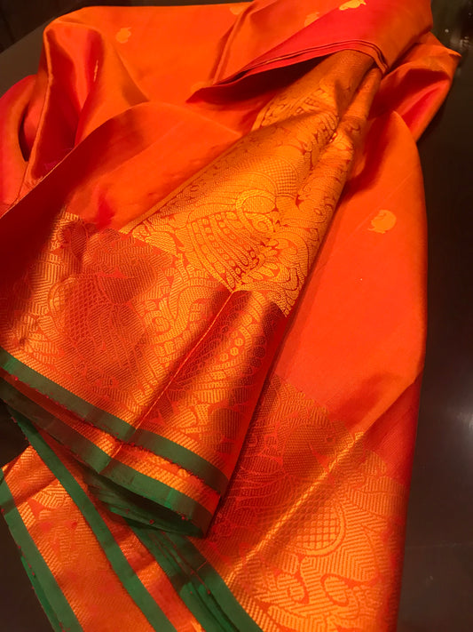 Amber: elegance meets tradition in this handwoven Kanchipuram silk saree.